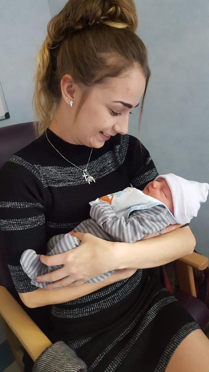 sophie_x1991's tweet photo. So i helped my best friend of 25 years give birth. Expierence ill never ever forget. #bestfriendsgoals #BestFriend #pregnancy  #quickbirth https://t.co/pHHSO4vIh6