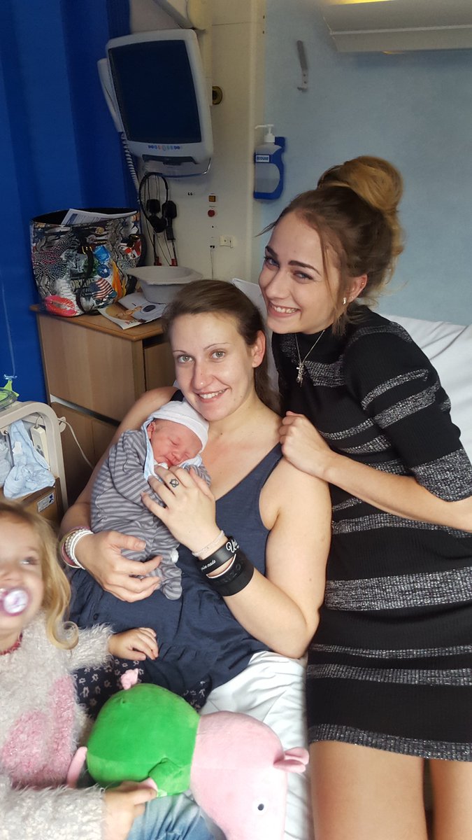 sophie_x1991's tweet photo. So i helped my best friend of 25 years give birth. Expierence ill never ever forget. #bestfriendsgoals #BestFriend #pregnancy  #quickbirth https://t.co/pHHSO4vIh6