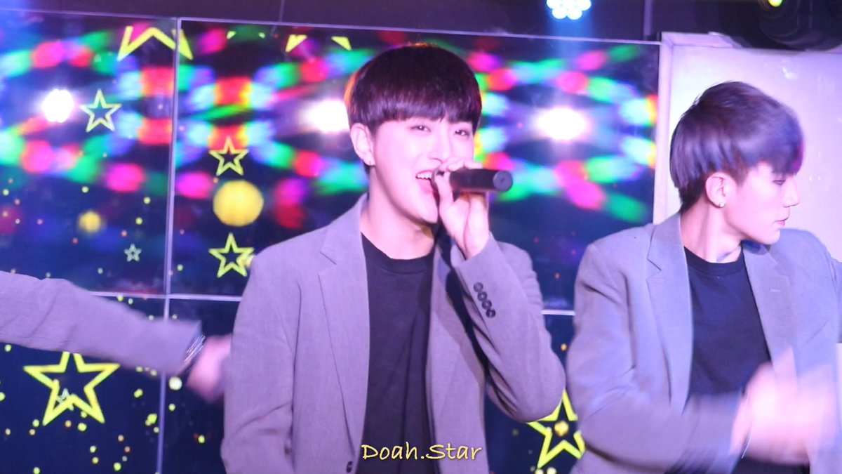 _DoaStar66's tweet photo. ☆2016.10.25☆ ♪Toy/Block.B ♪
#AxisB #아시즈비 #アシズビ 
#Doah #도아 #ドア
>>> @AxisB_doa <<<
＊
https://t.co/heXCbDkwIr https://t.co/UxjSw9GdFz