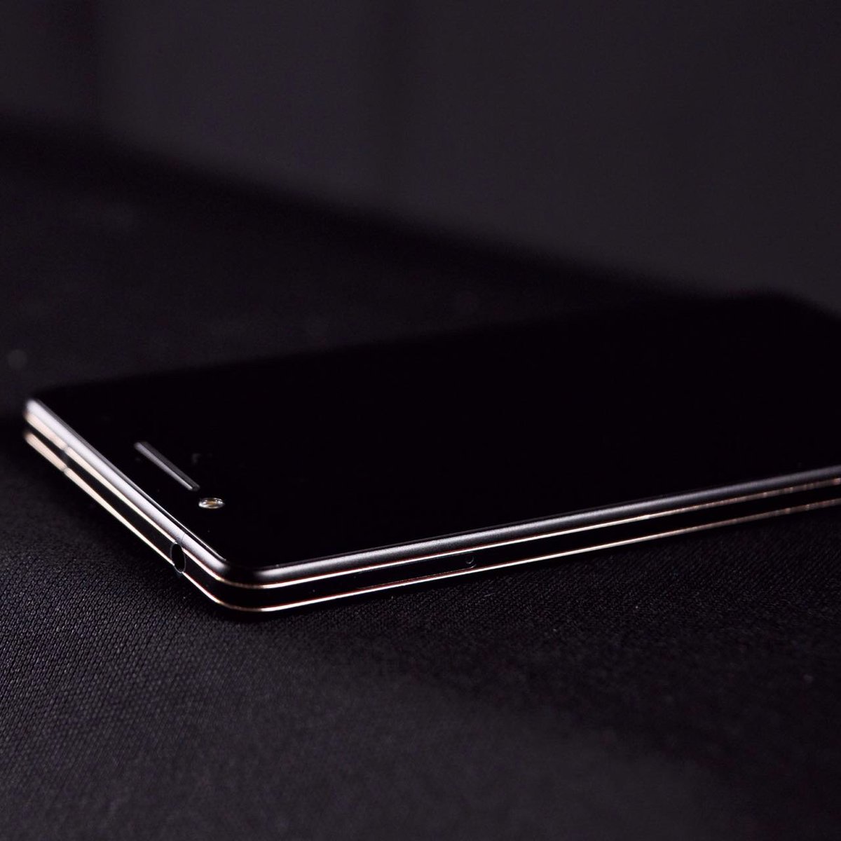 Smartphone ini memiliki desain mewah dengan 2 lapis permukaan yang ekstra kuat dan pas di genggaman. Penasaran?