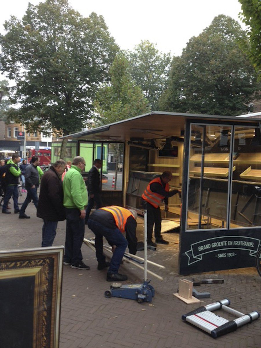 Groenteman Jan Brand heeft een nieuwe kraam oogopscheveningen.nl/2016/10/25/gro…
