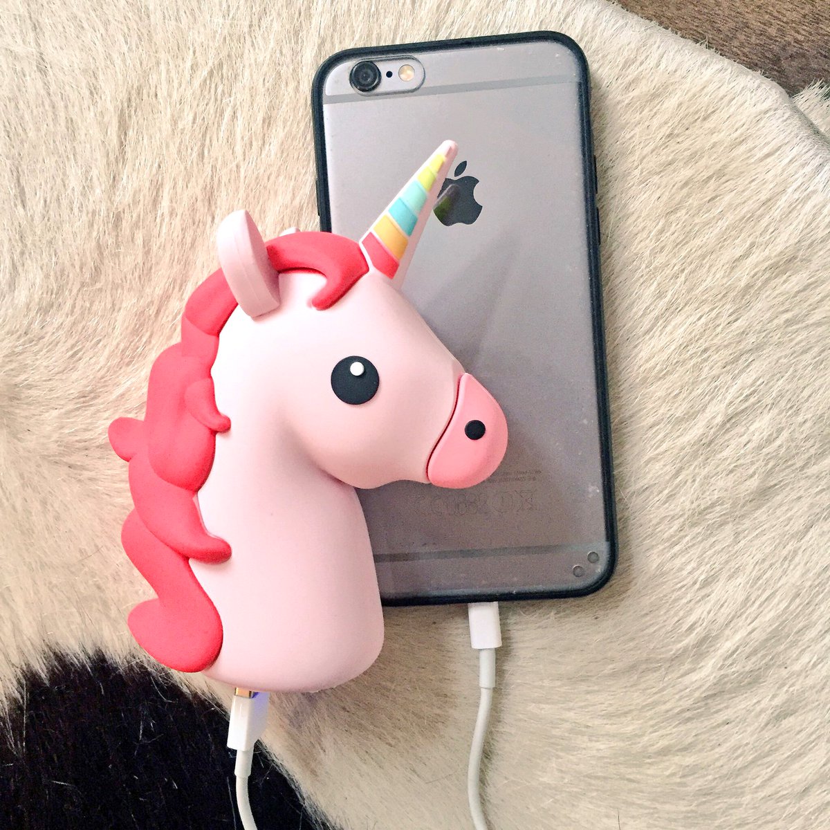 Futurocks's tweet photo. Funky emoji Power banks! Just what your mobile needs https://t.co/XXCPhwo8lj https://t.co/EvCSvahn7i