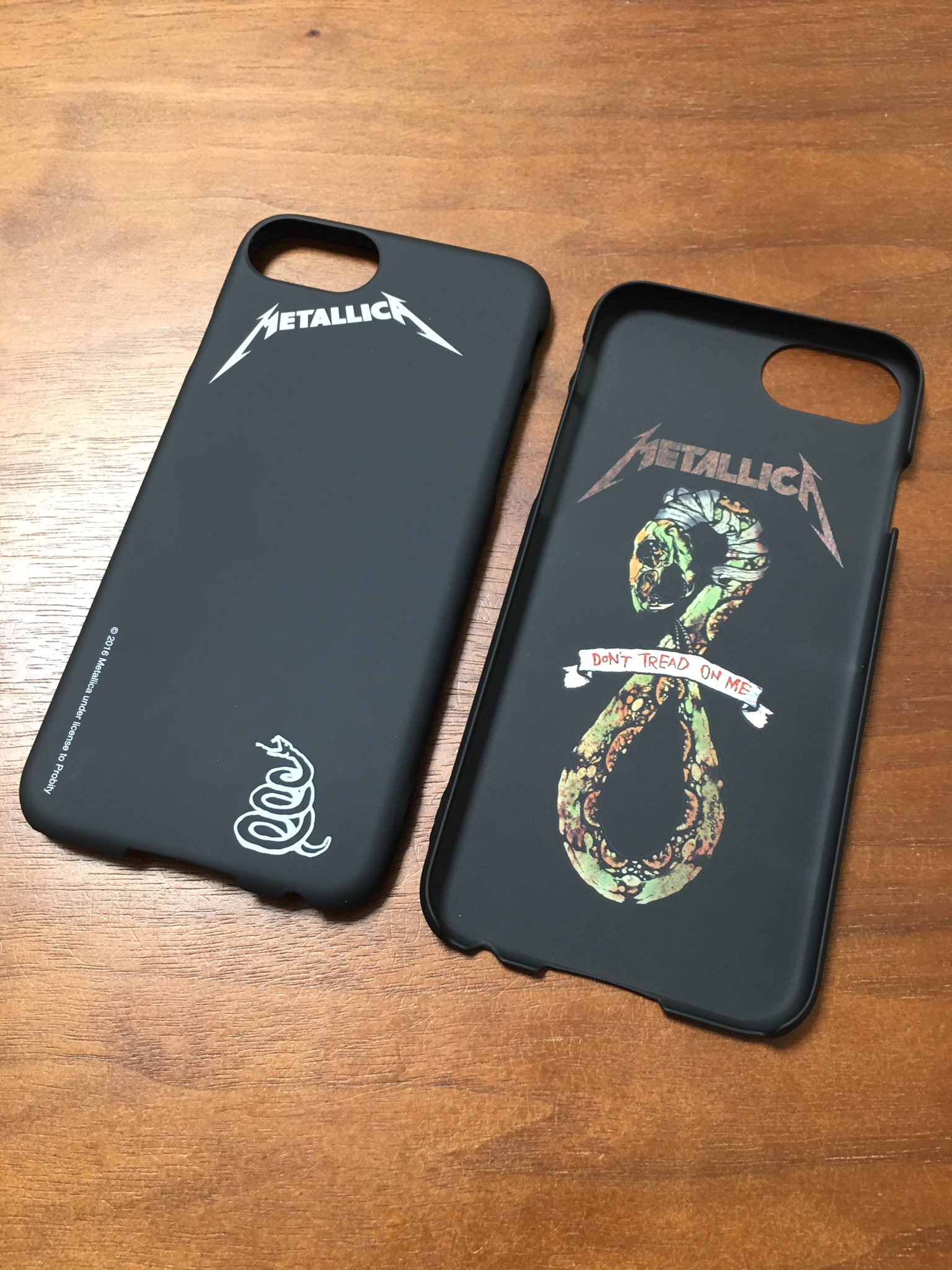 Rocks ロックス 本日のメタリカのiphoneケースは 個人的に大好きな Holier That Thou が収録されている通称ブラックアルバムを表面に 背面には当時のパスヘッドをプリントした一品 アルバムジャケットをモチーフにロゴなどは しっかり確認できる
