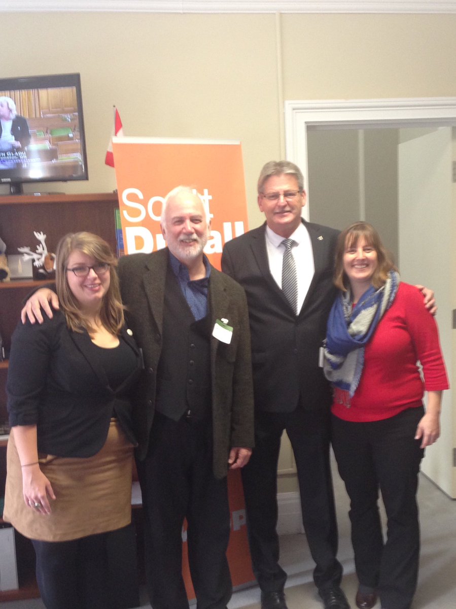 LyndeeHansen's tweet photo. Great meeting with @sduvall07 as a part of #ArtsDay. Thanks for the support! https://t.co/6ADO9WUE32