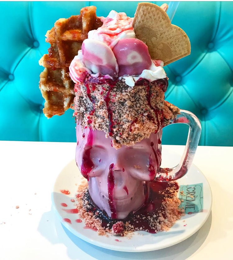 💀🎃 #cremeleigh #halloween #essex #freakshake #leighonsea  #cremecakesandshakes  #waffles #strawberryfreak #foodporn #topessexrestaurants