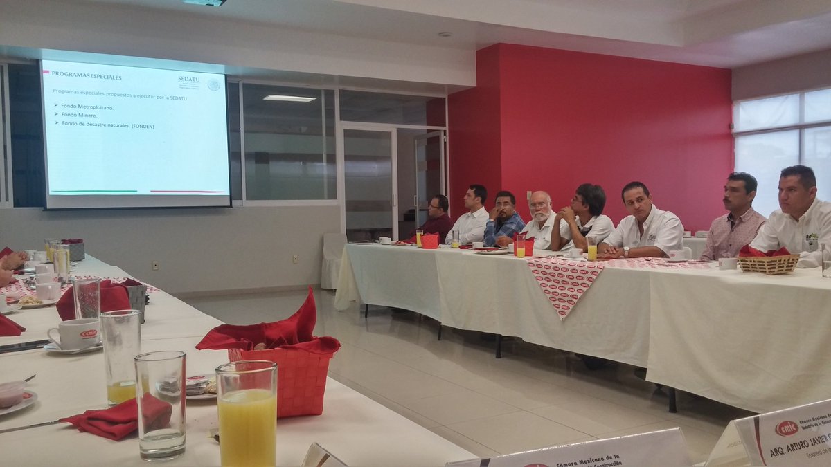 Geomatico69's tweet photo. Acompañando al Delegado de @SEDATU_Colima @CarlosRoke97 en reunión de trabajo en la CMIC. https://t.co/47PedidgRy