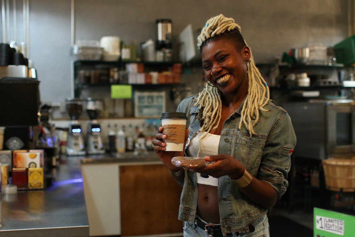 GeeksOfColor's tweet photo. Ariell Johnson the first black, female comic book store owner will be on the variant cover of Invincible IronMan #1 https://t.co/yoW8nYHqwN https://t.co/5tEmrfXVSs
