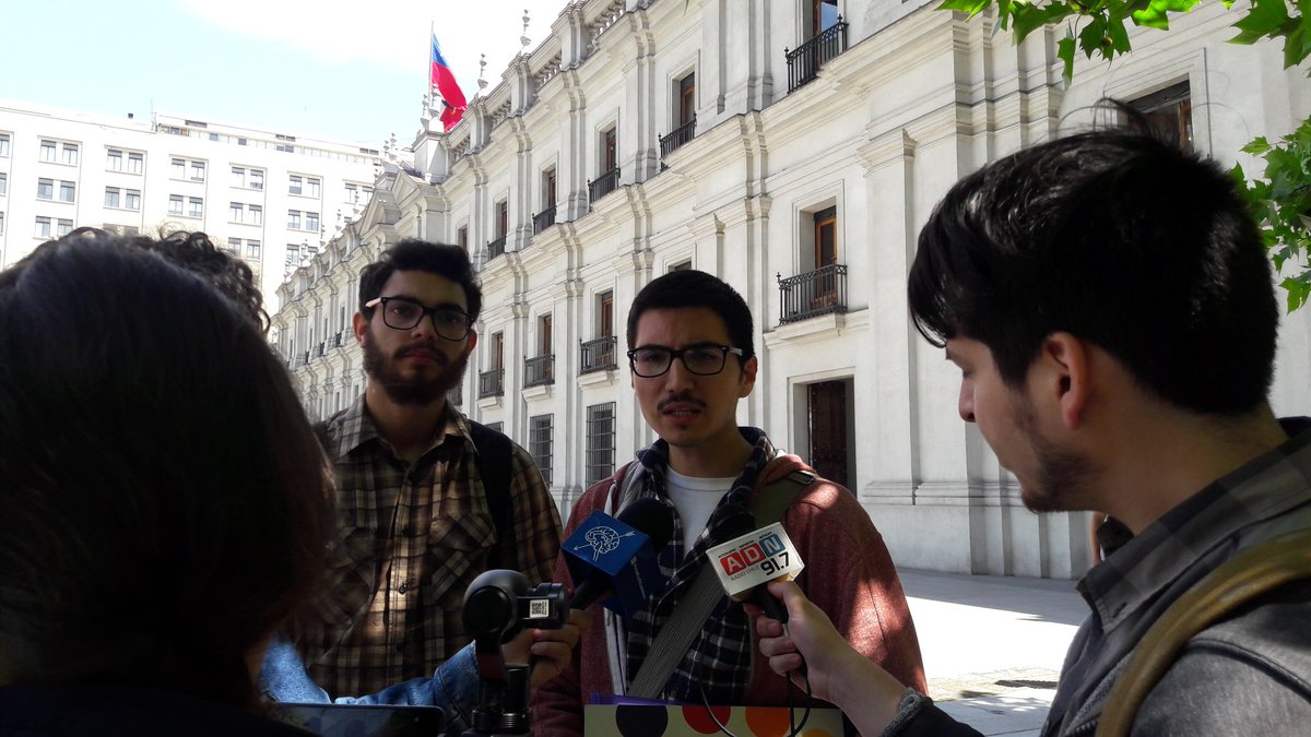 Pa_medina11's tweet photo. Hoy entregamos una carta a la Presidenta denunciando negligencia médica y violaciones a los derechos humanos en el Sotero del Río. https://t.co/Bk45PDn3EQ