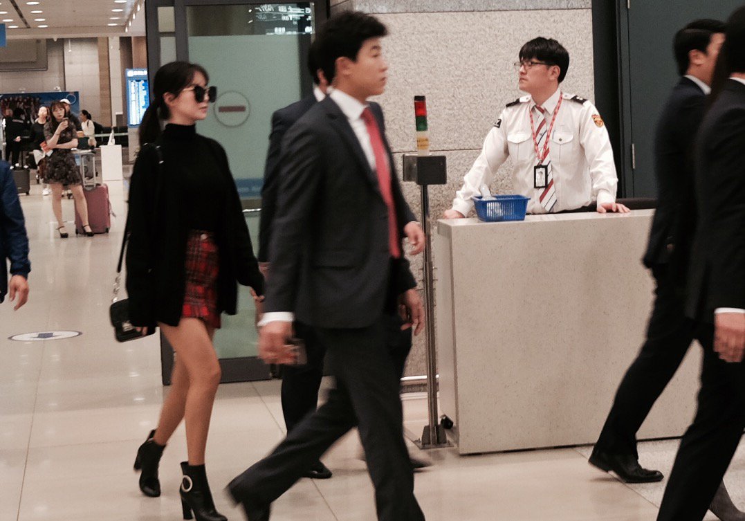 [PIC][25-10-2016]Yuri và SeoHyun trở về Hàn Quốc vào hôm nay Cvn8pSsUMAABrap