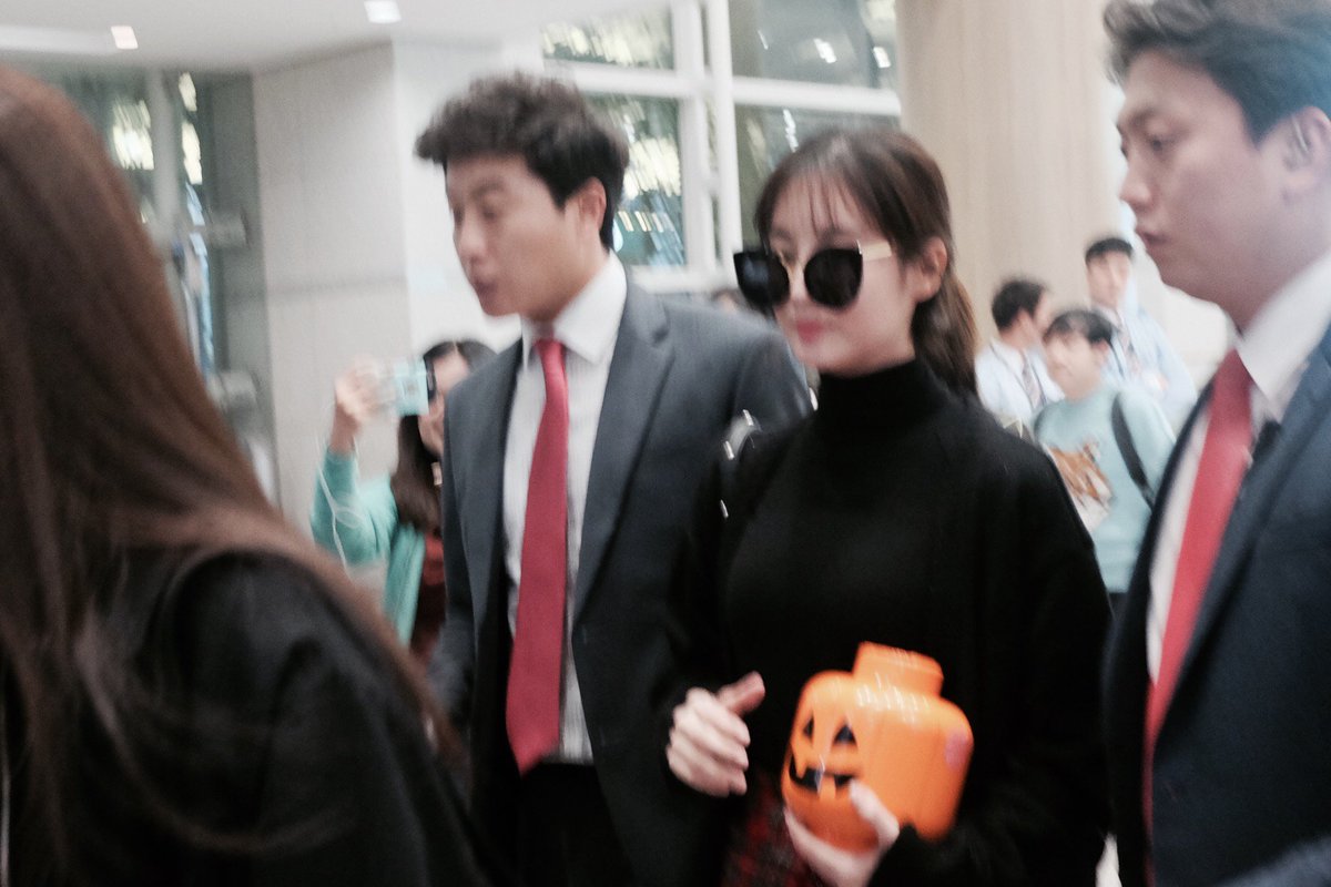 [PIC][25-10-2016]Yuri và SeoHyun trở về Hàn Quốc vào hôm nay Cvn9CM7UkAE7EoX