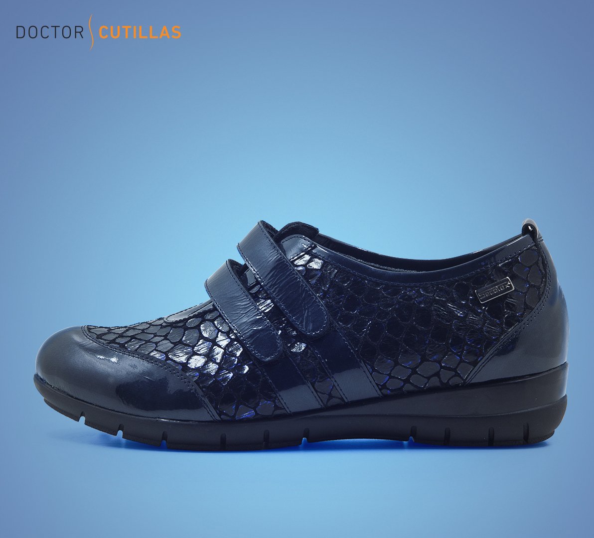 DrCutillas's tweet photo. ¿Sabes qué es #SECOTEX? Una membrana rde #DoctorCutilas que evita la entrada de agua y favorece su salida. #innovación #calzado https://t.co/x0mHBpLNnn