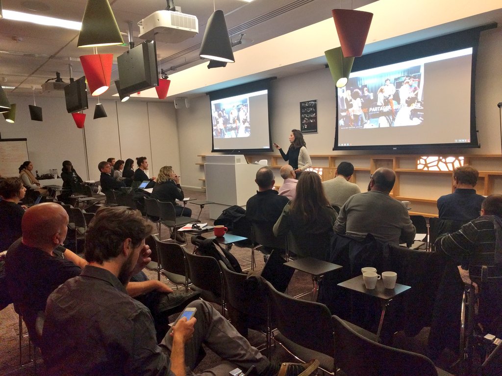 ManueRoss's tweet photo. Merci @beckywindeler d'être venue présenter le @YouTubeSpacePar  aux assos du #contrediscours ce matin ! https://t.co/nWwgFF6QVJ