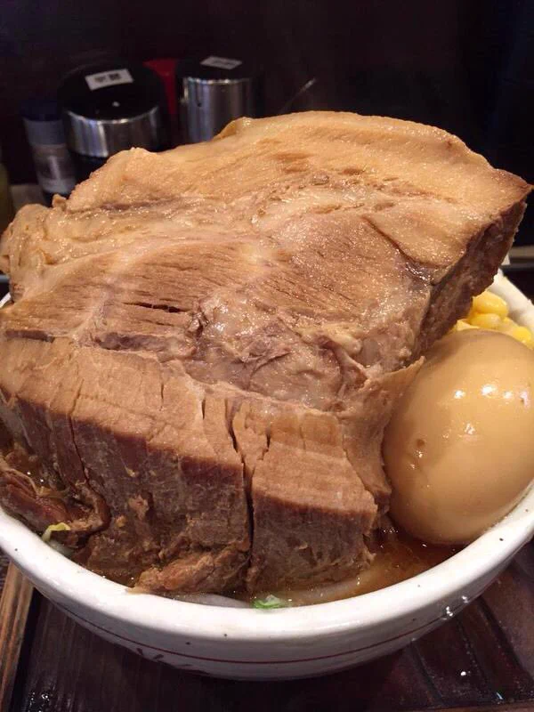 なんじゃこりゃｗ松戸にあるラーメン屋のチャーシューがデカすぎてコラを疑うレベルｗ