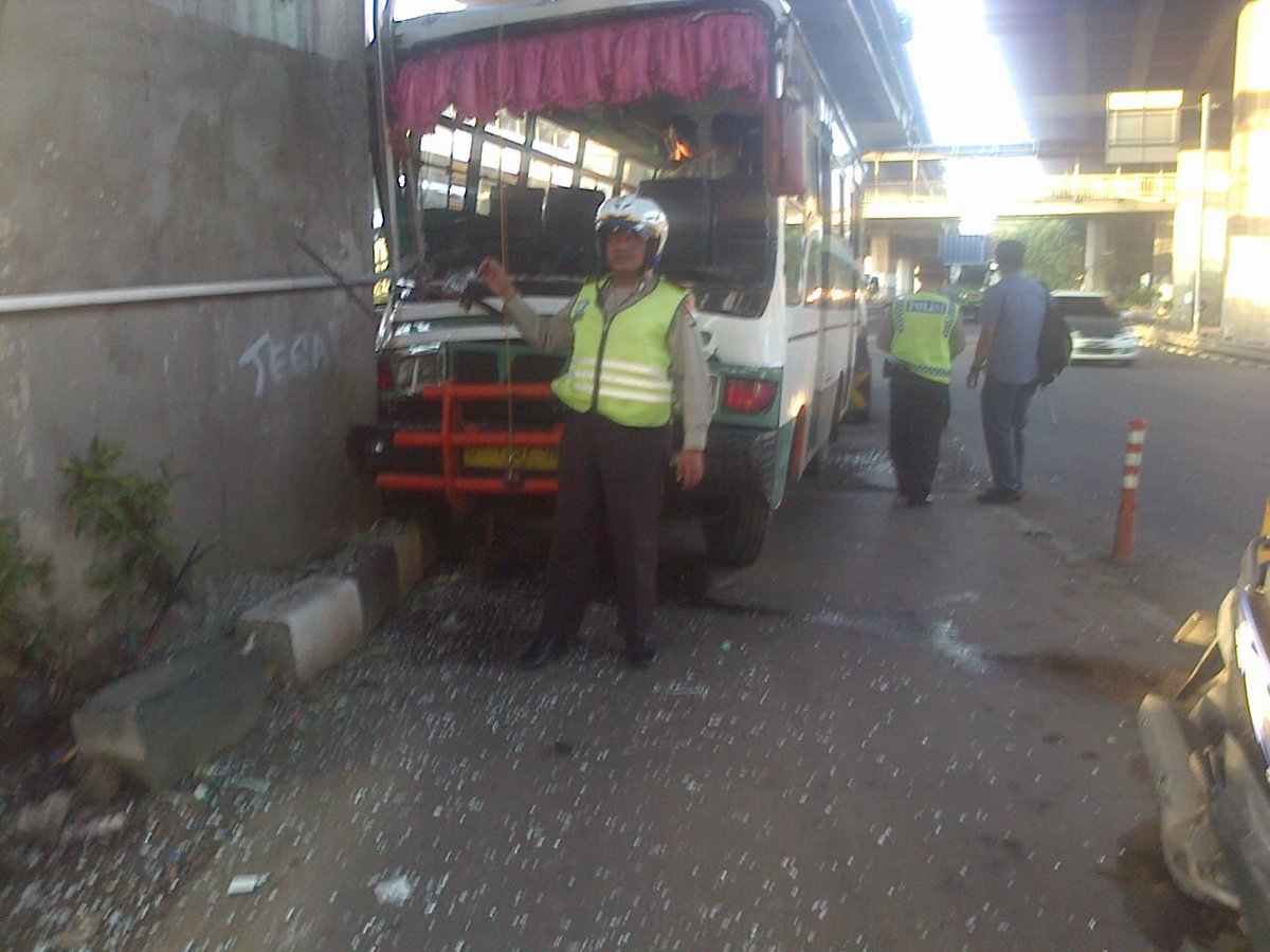 TMC Polda Metro Jaya On Twitter 1820 Kecelakaan Jl Tol