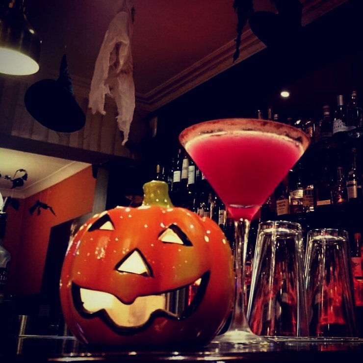 Our Halloween Witches Hat Cocktail looking spookily delicious!! £5 only peeps #halloween #hauntedcabin #halloweencocktail 🍸🍸🍸