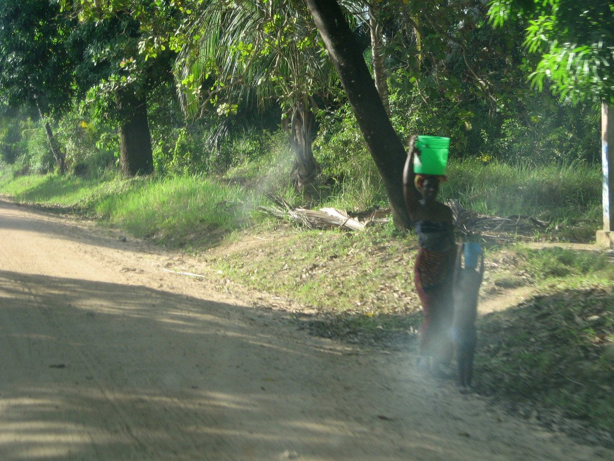 DietmarStuck's tweet photo. First time I saw a woman with his child carrying water on the head. Got a strange feeling and a lot to think. Kenya 2007 #Pumpmakers https://t.co/gwDuWHIZ6O