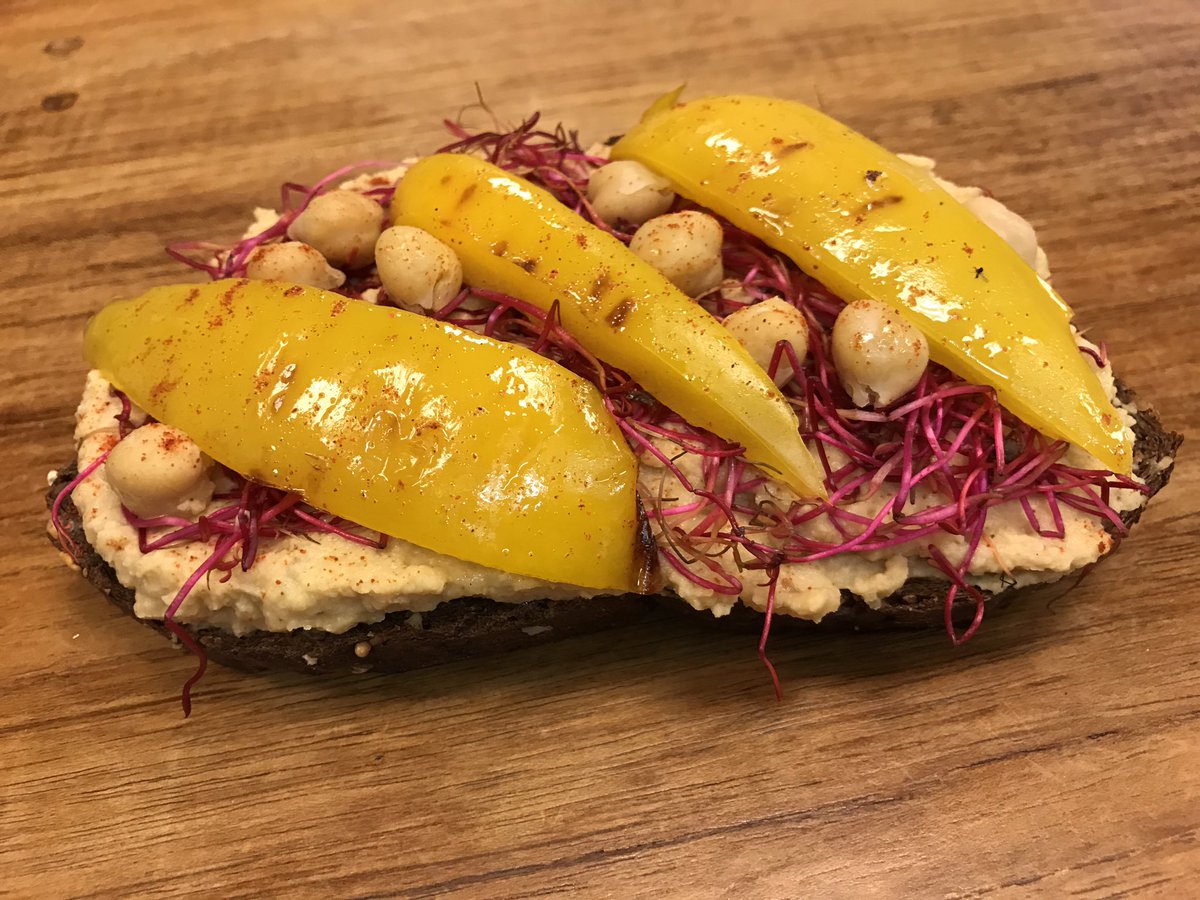 Homemade broodje humus <a href="/broodjemetsmaak/">Broodjemetsmaak</a> vanaf 1 november te bestellen via broodjemetsmaak.nl #lunch