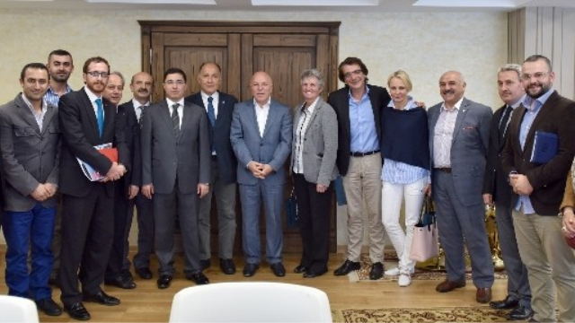 _haberturkiye's tweet image. Eyowf Heyeti Başkan Sekmen'i Ziyaret Etti haber-turkiye.com/eyowf-heyeti-b… #Eyowf #Heyeti #Başkan #Sekmen'i #Ziyaret #Etti
