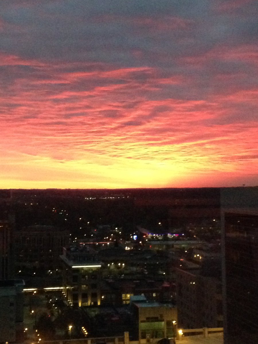 Loose_Lab_Rat's tweet photo. #Sunrise over @MayoClinic #Rochester #MN #Timepoint https://t.co/Cl0G9VxBBL