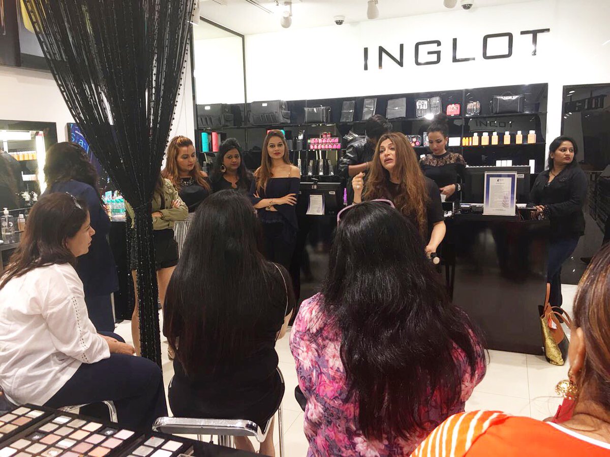 InglotIndia's tweet photo. Your solution to all make up dilemmas is here! Master class has started with celebrity make up artist @OjasRajani at #INGLOT in Khar.
#LIVE https://t.co/L7YqNwUl1q