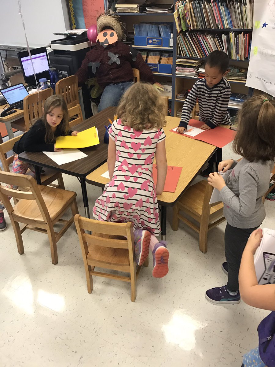 ToddNewsBMUFSD's tweet image. Mrs. Seligson&apos;s K Students #LATIC Using an #ActivityList #resourcetable #smallgroupwork @ChrisFreisen @IDECorp @nsulla @SuperKaish
