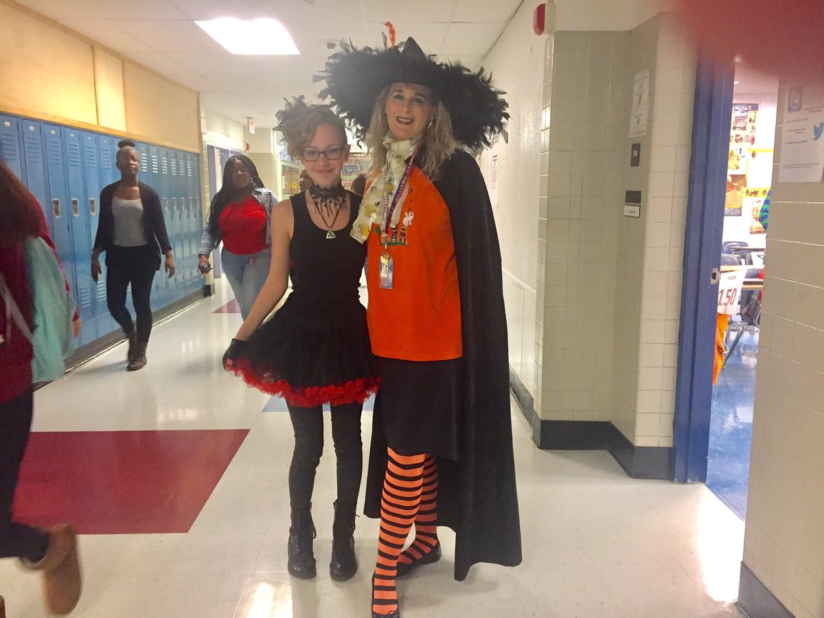 IgnacioTammy's tweet photo. Dress up day is my favorite day @tcwminniehoward #SpiritWeek16 #homecoming16 https://t.co/pkrBLAH2H3