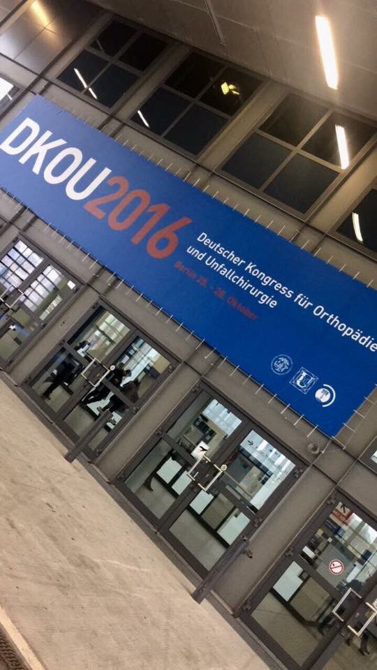 PraxisklinikMW's tweet photo. Immer auf dem neuesten Stand bleiben. LG aus Berlin 😊#dkou #dkou2016 #kongress #orthopädie #unfallchirurgie https://t.co/w2yHsM1LXc