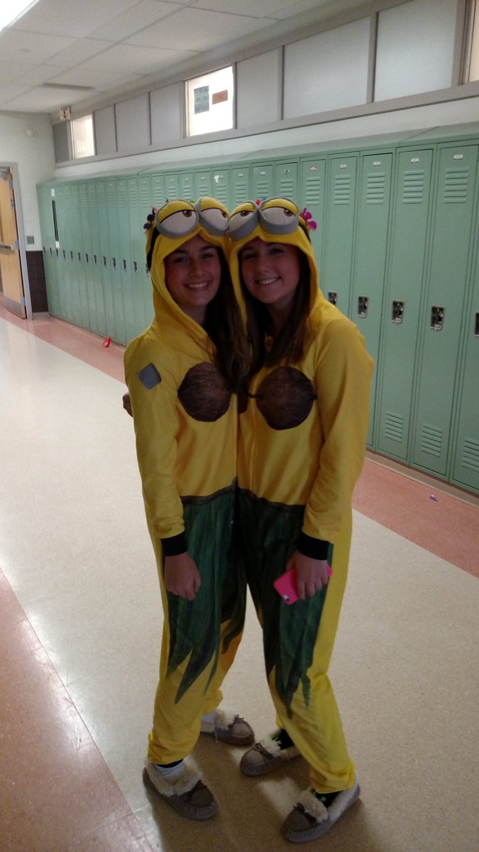 smillyscience's tweet photo. Twin day, or as I say... Day 2 of the 5 days of Halloween. https://t.co/icZ3hf3A7X
