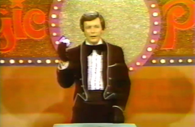 anjusan's tweet photo. RT @sharingwonder: #DaleHarney has one very large deck of cards! #MagicPalace WATCH: https://t.co/b7AcXvKMK6 https://t.co/FBZUKVWJjj