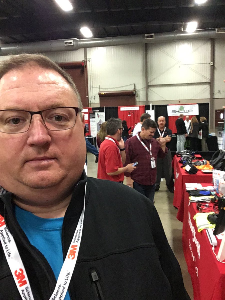 LU41jbk's tweet photo. @divalsafety #dse16 trying new ear plugs https://t.co/6gPHuOUdBB