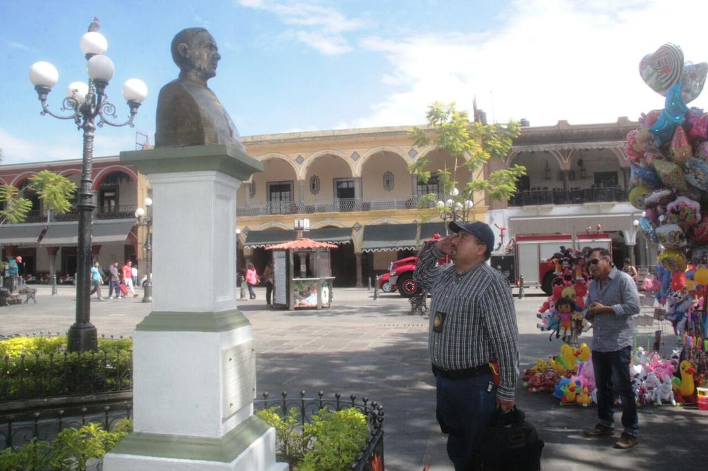 FabricioLimon's tweet photo. Pasando lista frente al busto del Padre Krill, fundador de Bomberos Córdoba. Mi hermanazazo sacerdote...a la orden, mi padrecito! https://t.co/0factUknQD