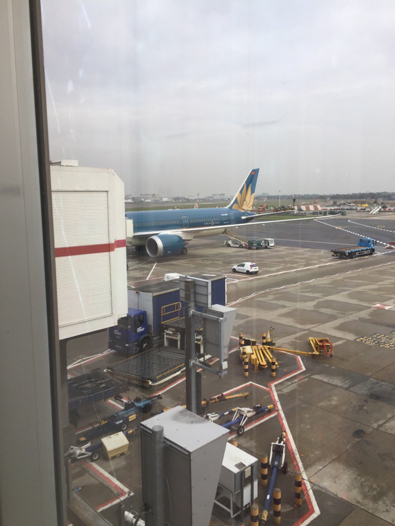 BillAulet's tweet photo. Boarding Vietnam Air Dreamliner in London - next stop Hanoi #allnewstuff https://t.co/jt31MrF98v