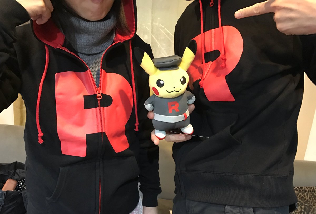 音響監督 三間雅文 ロケット団にパーカーを着て貰った ロケット団員の帽子をイメージしたフードのツバがポイントらしいw ニャース ニャーには大きいにゃ コジロウ フィット感が良い 細部まで 仕上げに凝っている ムサシ 白いバージョンは