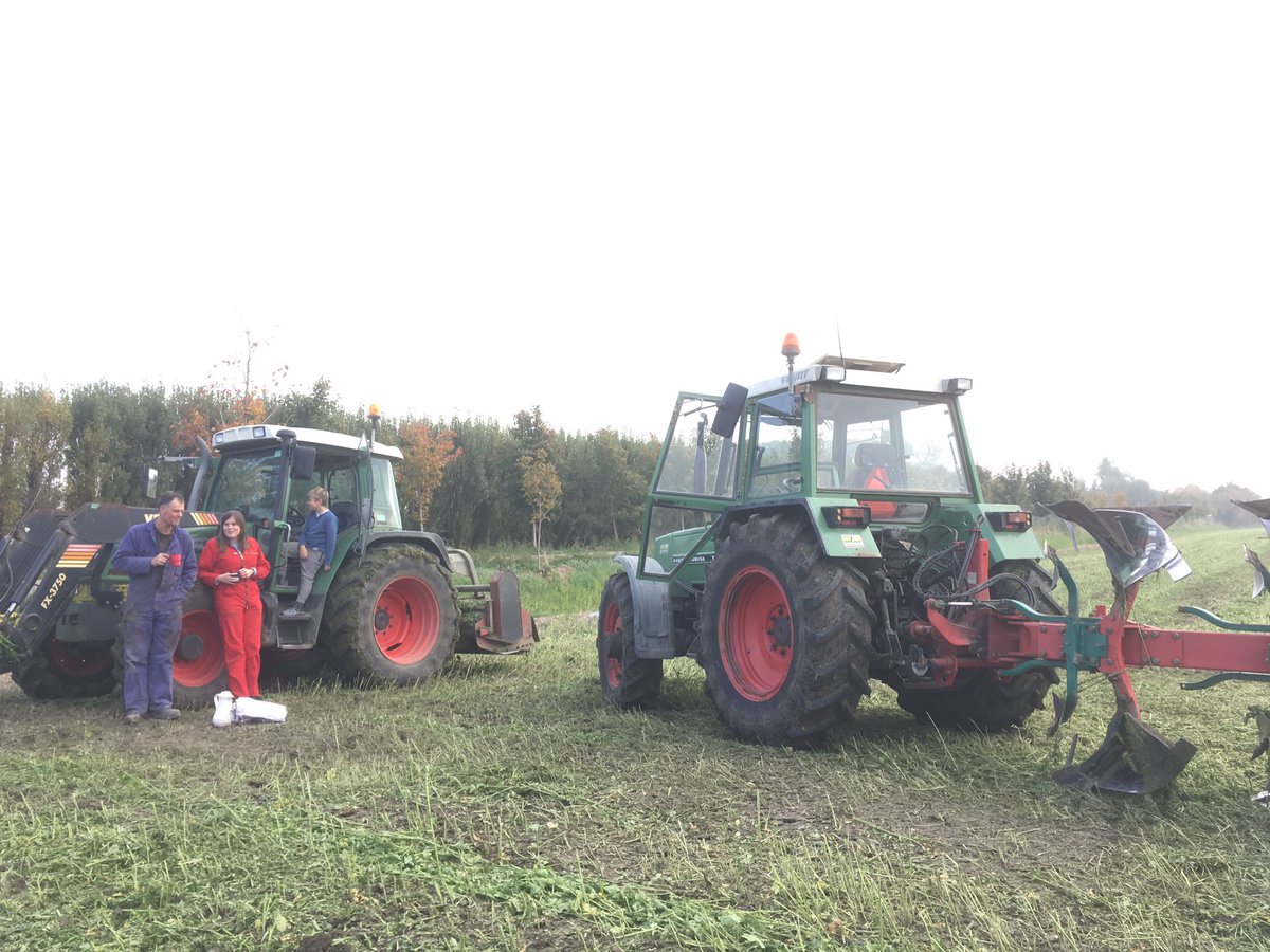 AndienGB's tweet photo. Net koffie gebracht bij de maaier en ploeger vd #gelemosterd #groenbemester, en 'knechtje' https://t.co/pXKyR613ry