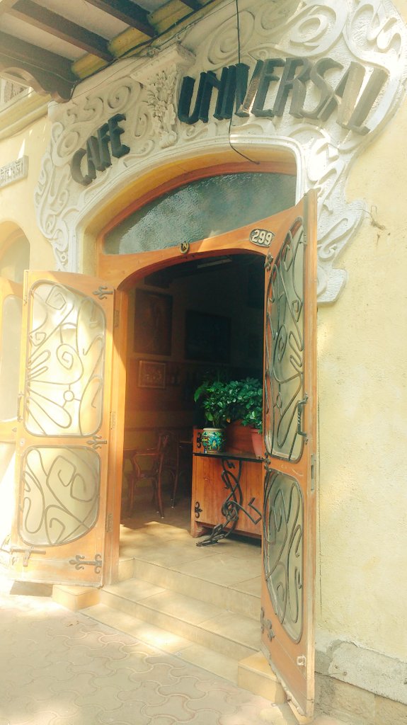 deektionary's tweet image. Eateries don't get more #oldschool than this. Love the open doors &amp;amp; windows!  #CafeUniversal #Fort #Bombay @mumbaiheritage