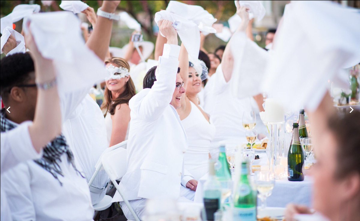 DinerEnBlancWPB's tweet photo. The traditionnal waving of the white napkin signals the beginning of dinner time. #debwpb16 #dinerenblancwpb #ilovewpb #palmbeaches https://t.co/nuOFgeRUnX