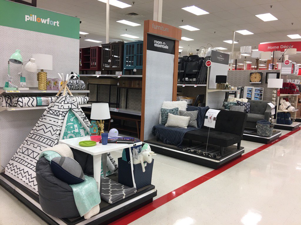 Driving some furniture sales with AMAZING STYLE at T86 #VMLmakingSTLlifeAWESOME <a href="/CaitlinADaley1/">Caitlin Daley</a> @cjacobson81