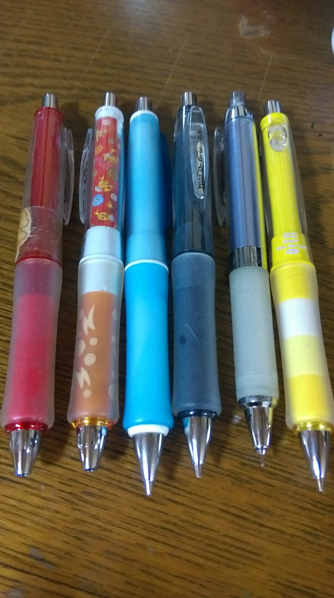 八風 アナログで描く時 ボールペンで字を書く時はdr Grip使うdr Grip信者 写真のも持っている物から1部 ポケモンのミュウも持ってたのだが無くしてしまった でも勢矢的にはopt ２枚目 の方が噛み心地がいいらしい T Co Oazehmzc3t Twitter