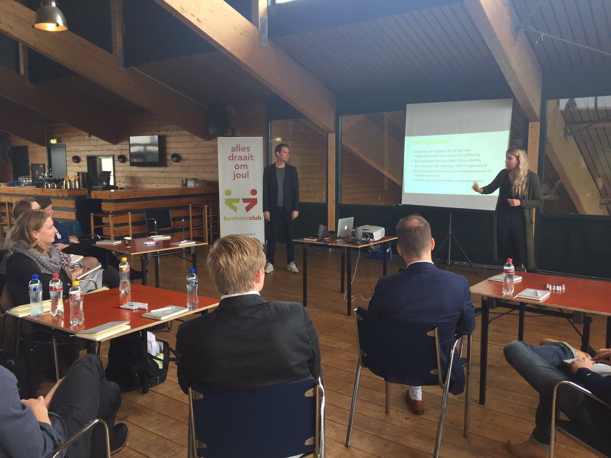 CaroKroonen's tweet photo. collega's aan de slag tijdens een Social Accelerator voor @Buzinezzclub bij @hcrotterdam Van kansarme jongeren naar kansrijke jongeren. https://t.co/wgNfZRgT0A