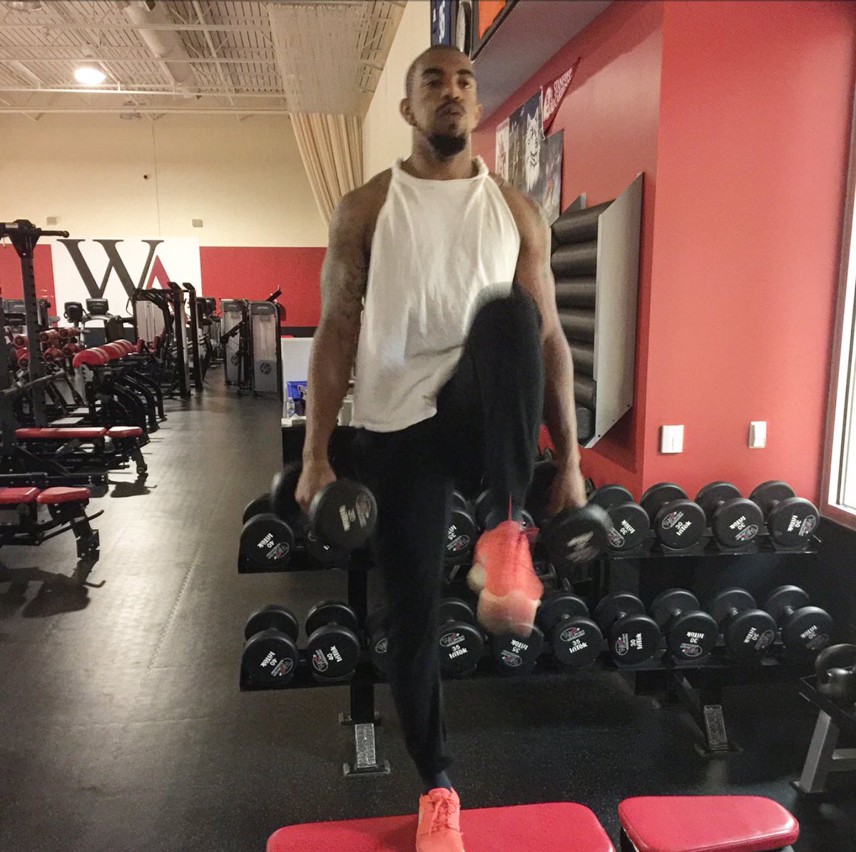 ElitePInstitute's tweet photo. "Discipline is doing what you know needs to be done, even though you don't want to" #EPI #StriveForGreatness #Family #6amweights https://t.co/SKeQlt1BPk