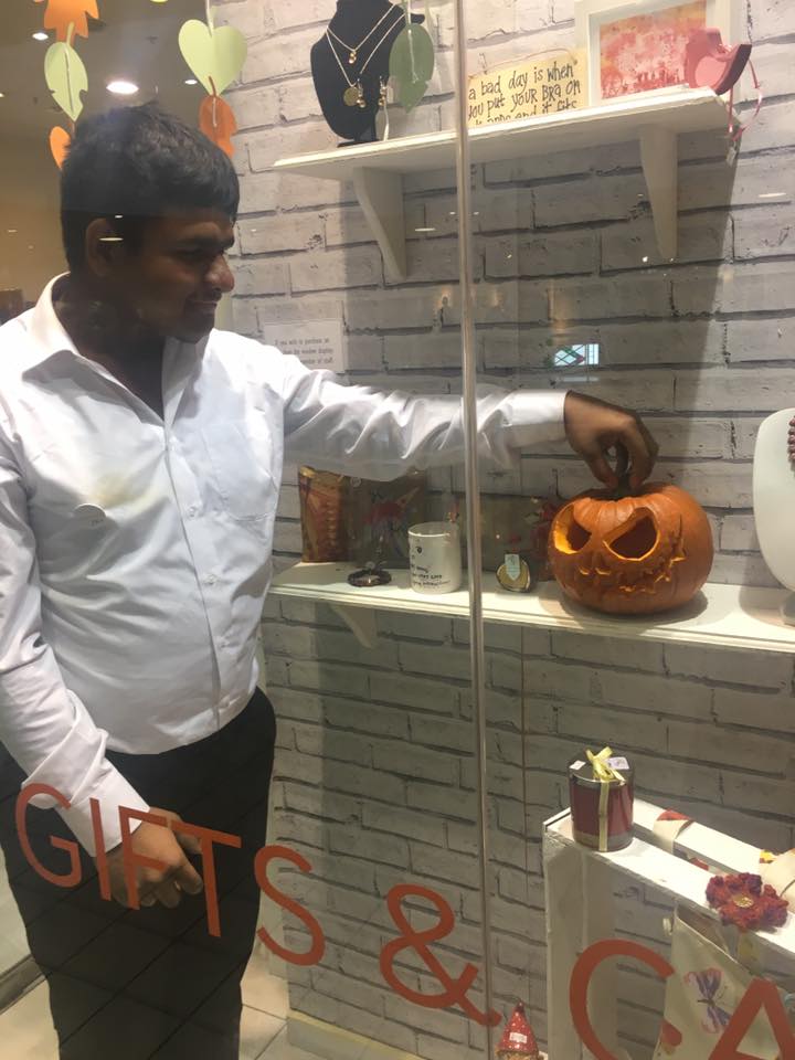 Our volunteers, James and Gawthaman, have been working hard making pumpkins for our #FayreandSquare shop in @CentreCourtShop