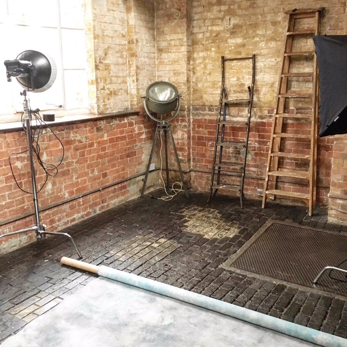 tinameyerphoto's tweet photo. Just visited this cute little #studio near #bricklane - #rustic #barnstudio #fashionphotography #espero https://t.co/iREtk0S3ri