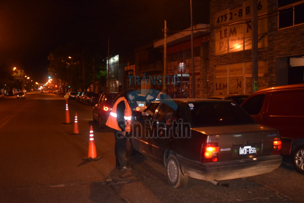TransitoSMartin's tweet photo. Operativo de control vehicular.Av.Perón y Ayacucho. 23/10/2016 https://t.co/Jb8b0Raz6n