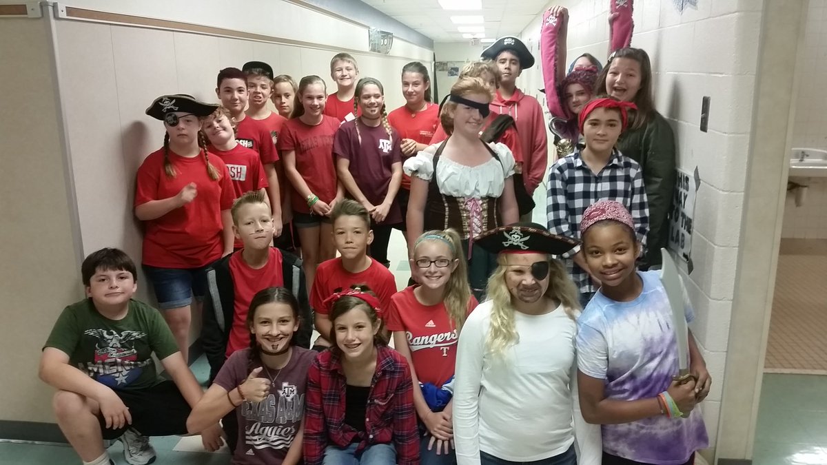 KristiYounger's tweet photo. 6th Grade Pirates/Red Day! #crockettroos #rrw16 @JennyMoore77 @janet_burleson https://t.co/dBEzxm54QS