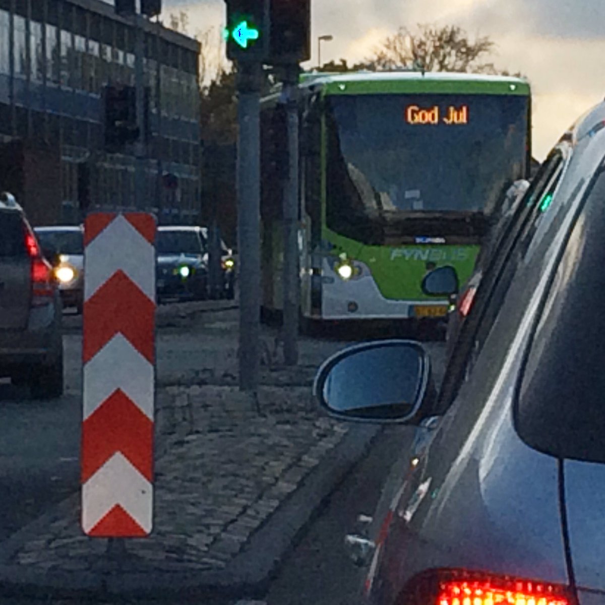 P4Fyn's tweet photo. Hey, #FynBus, er det ikke lige optimistisk nok? (Knipset i dag på Rugårdsvej i #Odense.) #julioktober #julidk #trafikken #dktrafik https://t.co/7DBmpnMyMu