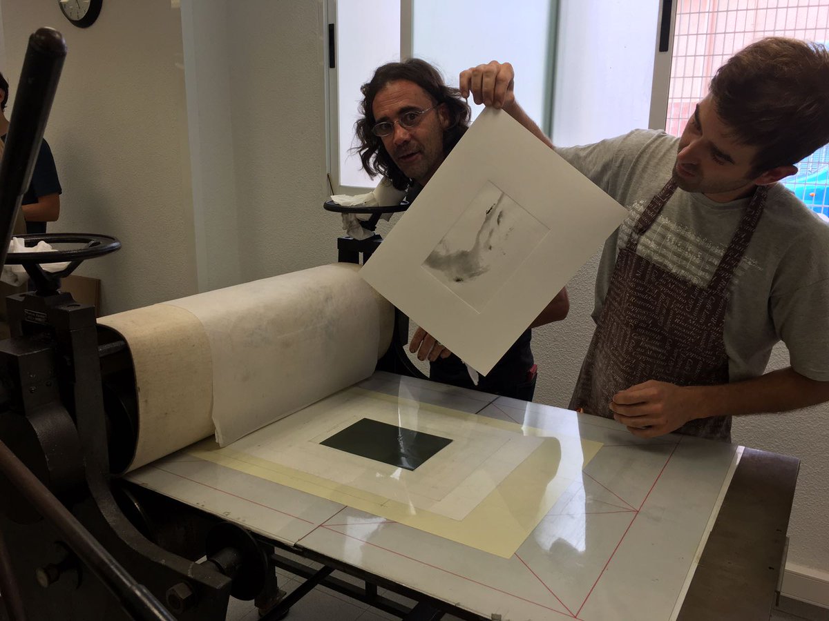 GilAlbertIAC's tweet photo. Os dejamos algunas imágenes del trabajo en #Taller de #Fotograbado no tóxico sobre planchas solares con Javi Agulló @sealtres ¡Cuánto arte! https://t.co/sj4WvCrv74