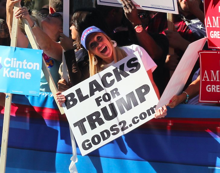 moody's tweet photo. Folks noticing the white woman behind Trump with the "Blacks for Trump" sign... Happens often. Here's a photo from Las Vegas last week. https://t.co/nyqS0nnucx