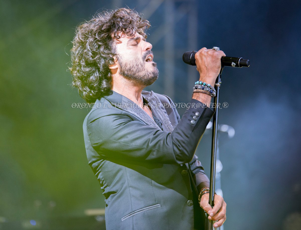 orolave's tweet photo. @RengaOfficial  Bari 23-10-2016 https://t.co/9NYHpbXF1H @fepgrouplive @SonyMusicItaly @rtl1025 @RengaOfficial #ScriveròIlTuoNome https://t.co/ujfWXnjXT1