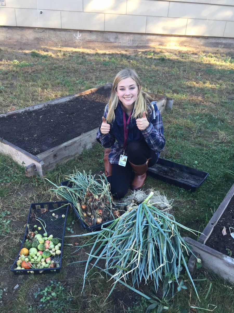 FoodCorps's tweet photo. Joanna at New Britain ROOTS helps coordinate a #schoolgarden club and this past week they harvested 40 lbs of onions! #getoutandgarden https://t.co/PJFP2vH0sJ