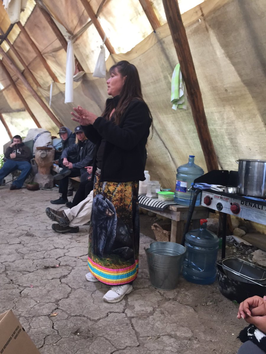 Nancy nous explique l'aspect communautaire des premières nations@csviamonde.ca